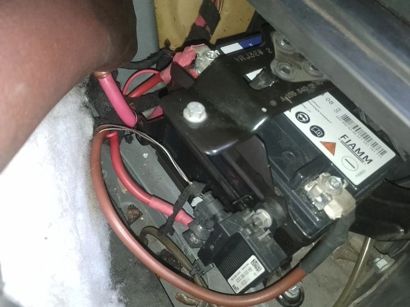 Main AGM vs Aux Battery Voltage Verification