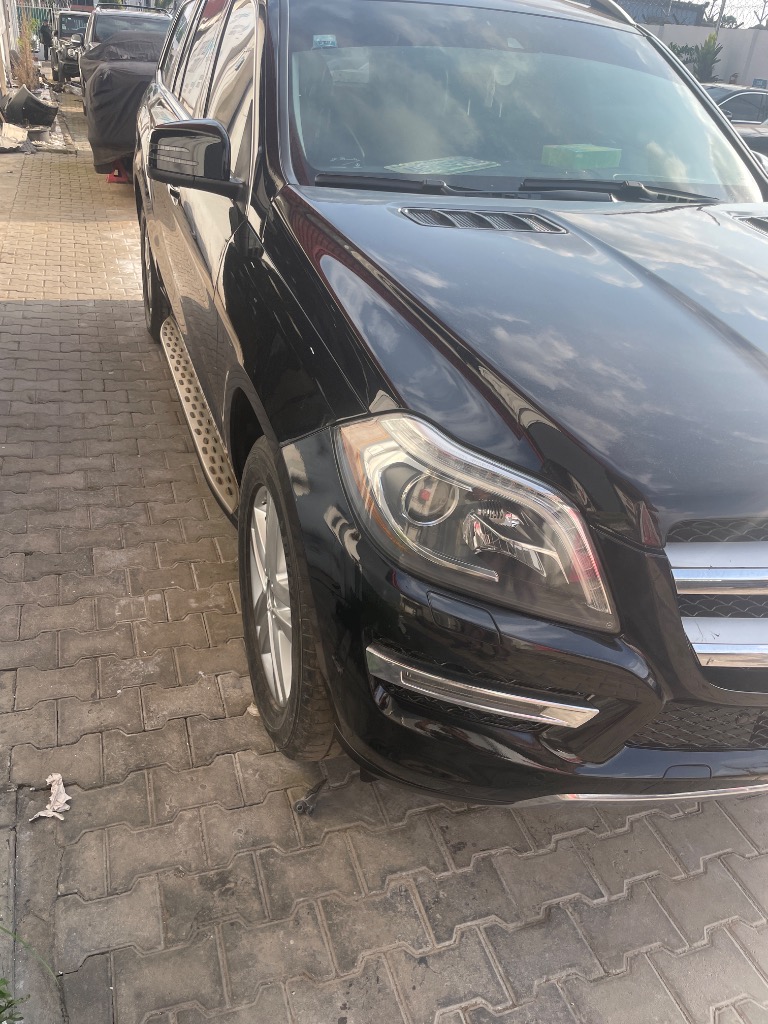 Mercedes GL450 front view showing sagging suspension